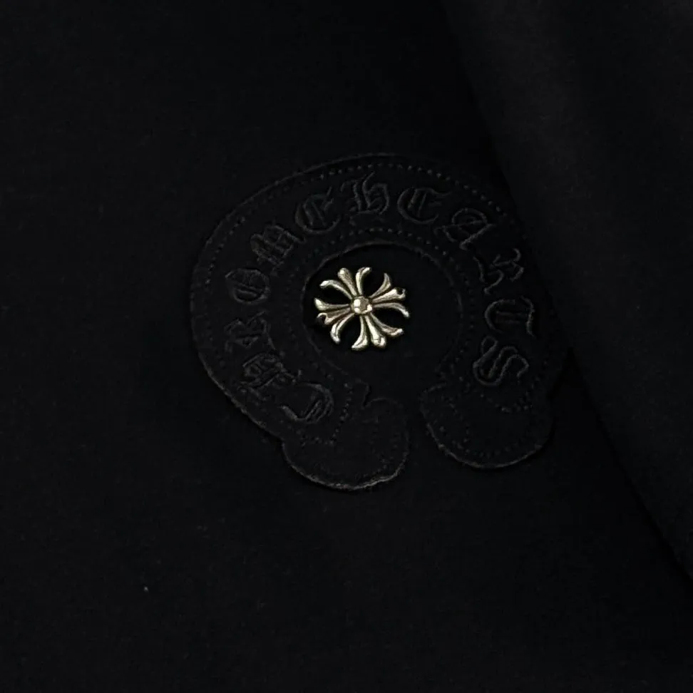 P180 Chrome Hearts Chrome Hearts 25 high version. The fabric is made of 300g high-density pure cotton. It does not deform or shrink. It has three labels. It is the same style for men and women. Technology: patch embroidery + original development hardware. Color: white, black, pink. SIZE: S-XL